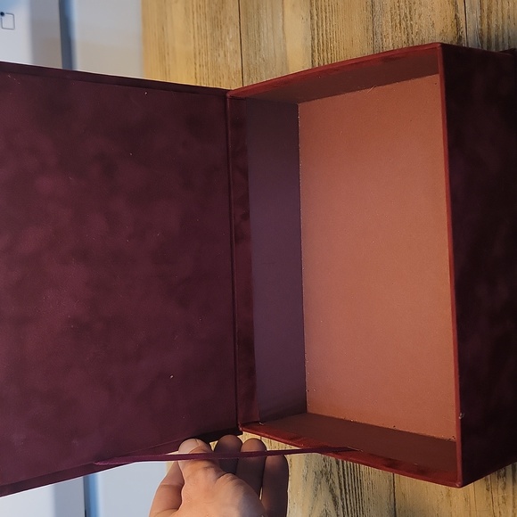 RED CHRISTMAS BOX - Picture 2 of 3